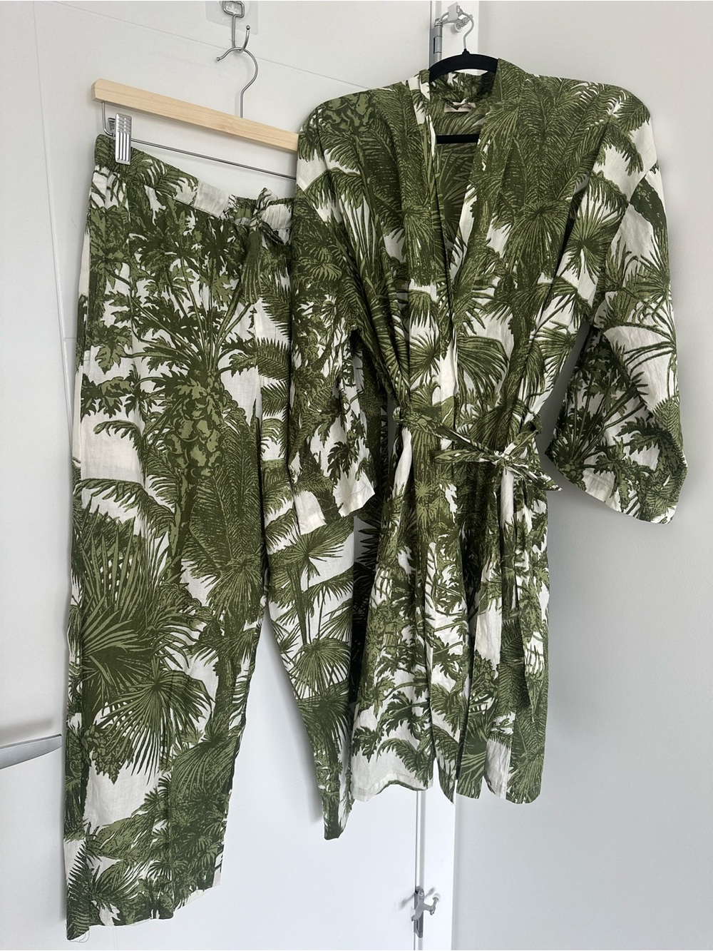 Island Bungalow Hawaii Green Palm Print Pajama Set with Tie Robe